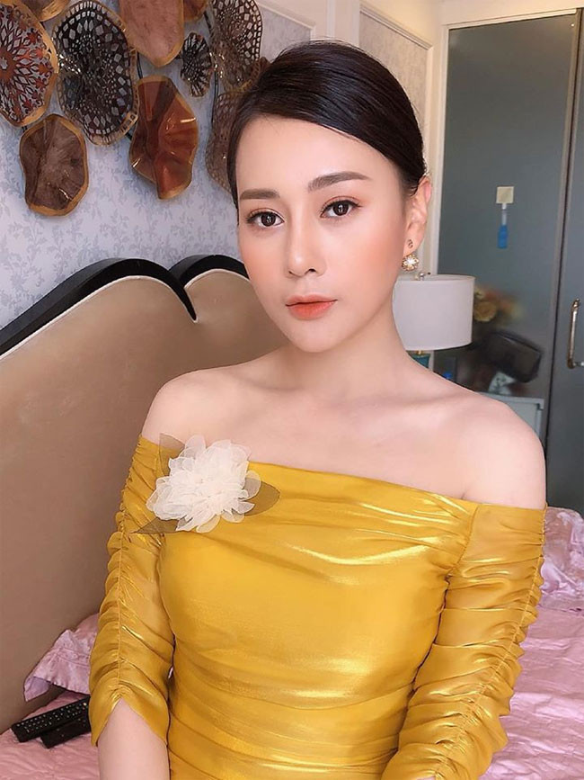 "Anh chỉ hơn tôi hai tuổi nhưng đã có độ đằm, độ chín của một người đàn ông từng bước qua nhiều điều trong cuộc sống. Anh ấy sâu sắc nhưng rất khiêm tốn, hiểu biết, học thức và nhẹ nhàng", cô kể.