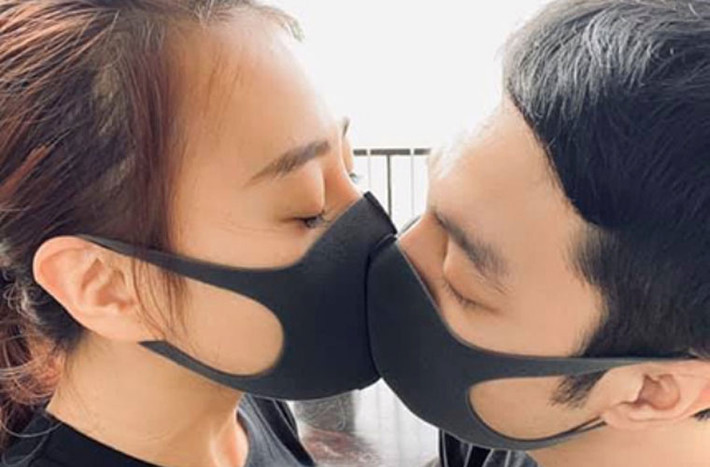 Nhiều người đoán đó là bạn trai mới của Phương Oanh. Nữ diễn viên cho biết, bạn trai hơn cô 2 tuổi và làm trong ngành khoáng sản.
