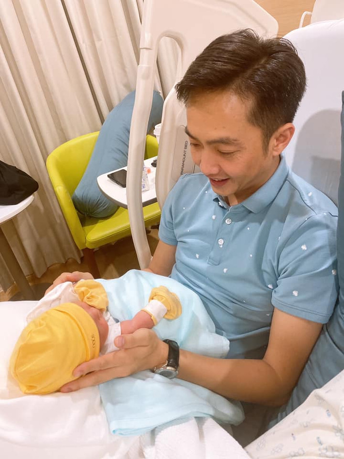 Nhìn biểu cảm và hành động chăm sóc con gái mới sinh Suchin là đủ biết "đại gia phố núi" hạnh phúc đến nhường nào.
