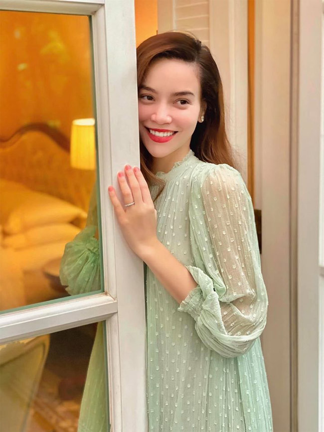 Mang song thai được ba tháng với bạn trai Kim Lý, nhưng người đẹp vẫn chưa "bật mí". Tuy nhiên, một nguồn tin thân cận cho biết nữ ca sĩ sinh năm 1984 đang mang thai, thời gian gần đây cô bị ốm nghén nên hay mệt mỏi.
