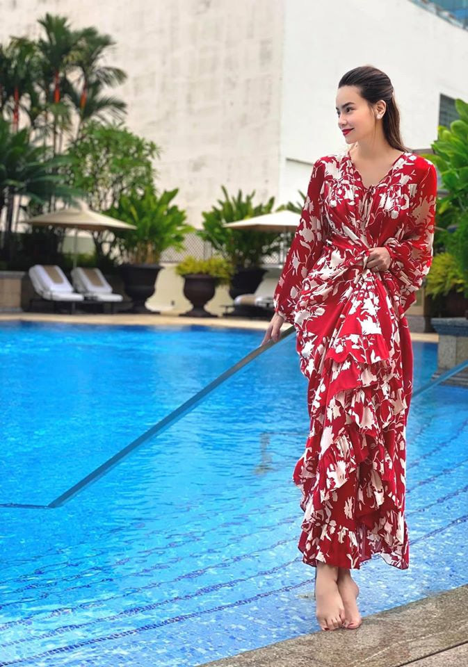Hồ Ngọc Hà mang song thai nhưng vẫn giữ được vóc dáng và đôi chân dài thon gọn, khuôn mặt cũng không thay đổi nhiều.