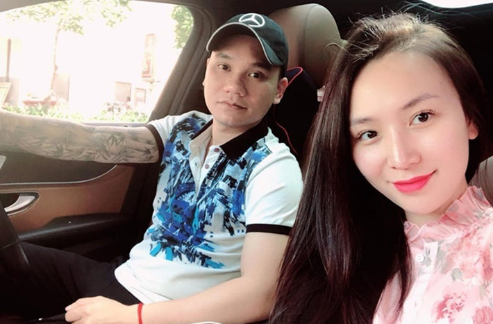 Vợ nhạc sĩ Khắc Việt, nữ DJ nóng bỏng Thanh Thảo cũng đang mang song thai một trai, một gái.