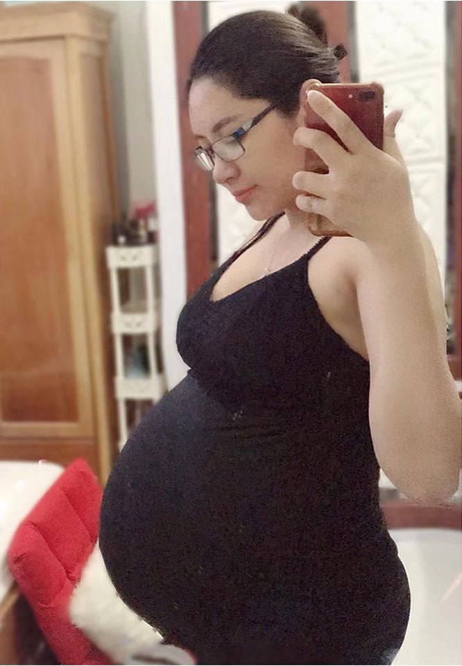 "Cái bụng hôm nay nhỏ xíu à, rạn giống trái dưa lưới rồi, nhưng mẹ bầu không tự ti mà thấy happy lắm. Chụp 1/2 mặt cà 10 cái app may ra nhìn còn tạm tạm. Thôi kệ! Mẹ bầu xấu đẹp không quan trọng, chỉ cần 2 nhóc con khỏe mạnh chào đời là mẹ bầu chấp hết nè”, Thu Thảo viết trên trang cá nhân.