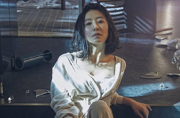 Cũng vì có thân hình gọn gàng, săn chắc, nên Kim Hee Ae rất tự tin khi đóng những cảnh nóng trong "Thế giới hôn nhân" dù đã ở tuổi U60.