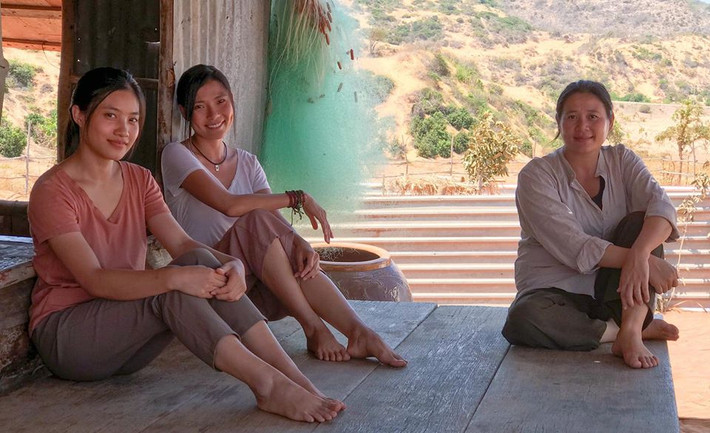 "Cát đỏ" kể về chuyện yêu và hận của 3 người đàn bà chửa hoang ở nơi cồn cát: Nhớ - Đủ - Nhan.