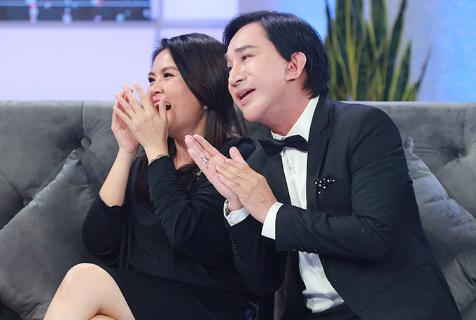 Cuộc hôn nhân ấy cũng có khi gặp sóng gió. Mới đây khi tham gia chương trình "Chị em chúng mình" cùng với vợ ba, nghệ sĩ Kim Tử Long bất ngờ tiết lộ chuyện từng ngoại tình với một fan nữ suốt 3 tháng cho tới khi bị bà xã phát hiện. Ảnh: Nhân Lê.