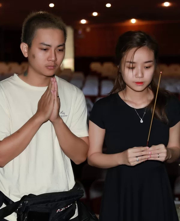 Tháng 10/2018, Hoài Lâm tuyên bố giải nghệ 2 năm và hủy 12 show diễn đã nhận trước đó. Thậm chí Hoài Lâm còn bị cha nuôi Hoài Linh từ mặt sau nhiều lần khuyên bảo anh không nghe. "Giờ Hoài Lâm có lộc mà không biết giữ, tôi nói không nghe thì đành chịu", Hoài Linh chia sẻ.