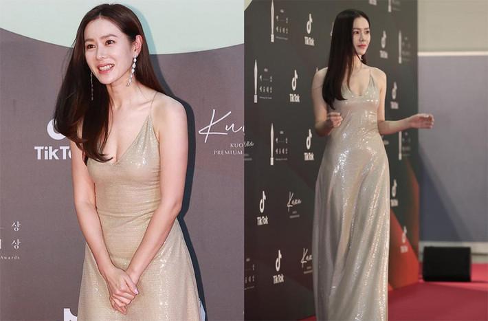 Không chọn những thiết kế cầu kỳ, Son Ye Jin mặc một chiếc váy hai dây đơn giản nhưng giúp cô khoe form dáng trong lễ trao giải Baeksang Arts Awards lần thứ 56.