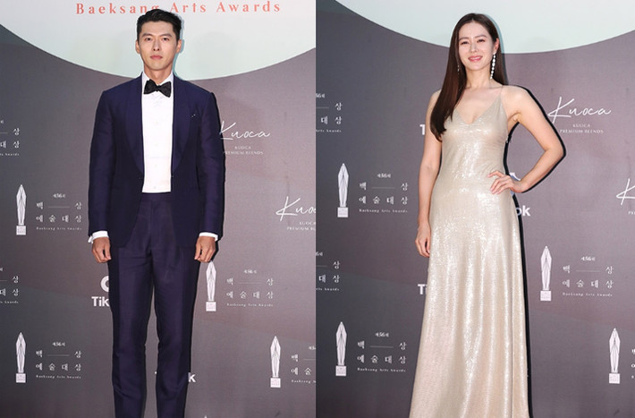 Bộ trang phục của Hyun Bin nằm trong bộ sưu tập Xuân 2020 còn bộ váy của Son Ye Jin nằm trong bộ sưu tập Pre Fall 2019 của Ralph Lauren.
