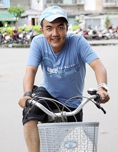 Trong thời điểm khó khăn đó, nhờ sự trợ giúp của đạo diễn Quốc Thảo, Quốc Thuận đã nhận được những công việc dù nhỏ bé như nhắc tuồng, đạo cụ sân khấu, vai quần chúng để mưu sinh.