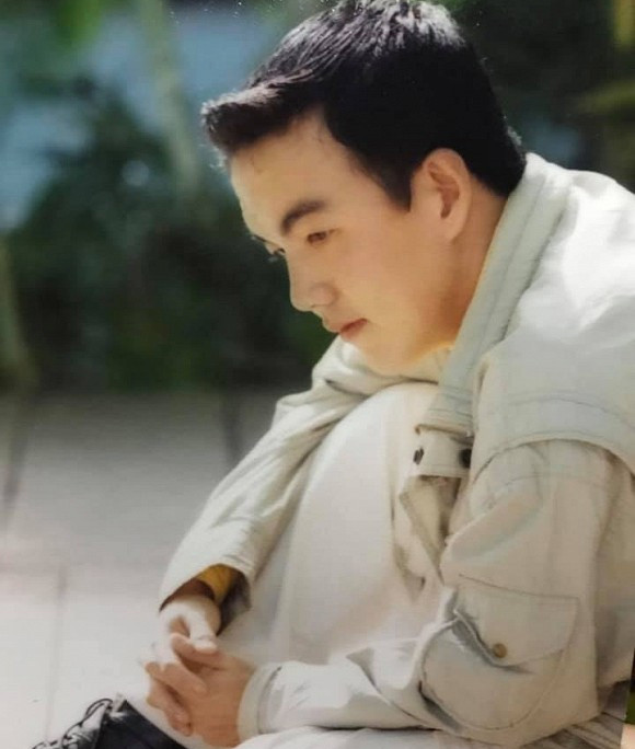 Sinh ra và lớn lên tại An Giang trong một gia đình làm nghề buôn bán nhỏ, Quốc Thuận (tên thật là Tô Hòa Thuận) có một tuổi thơ vô cùng êm ấm bên cha mẹ và các anh chị em.