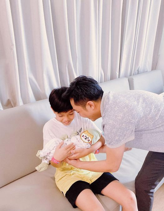 Anh hai Subeo lần đầu bế em gái Suchin.