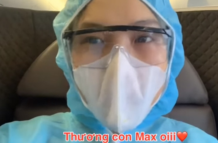 Ngày 22/9, Á hậu Hoàng Oanh cùng con trai mới sinh ra sân bay Tân Sơn Nhất để đáp chuyến bay sang Singapore đoàn tụ cùng chồng sau 6 tháng xa cách.