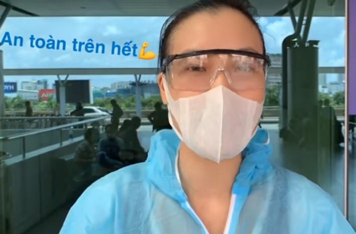 Vì không có quần áo bảo hộ cho em bé mới sinh nên Hoàng Oanh đã nghĩ ra cách mua một bộ quần áo bảo hộ của người lớn rồi nhờ người cắt nhỏ lại thành size của con trai.