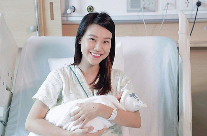 Hình ảnh Hoàng Oanh bên con trai mới chào đời. Sau khi sinh con một thời gian, ngày 8/8/2020, nữ MC mới tiết lộ tin vui.