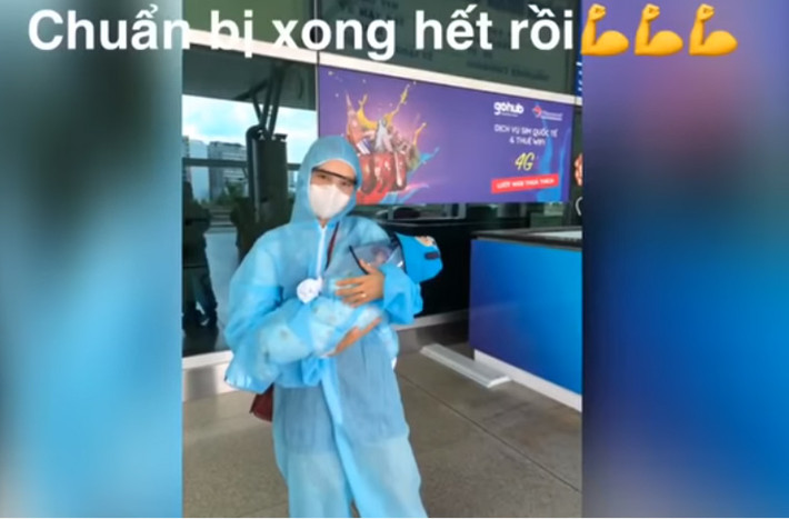 Tuy nhiên để đảm bảo an toàn cho cả hai mẹ con trong chuyến bay, Hoàng Oanh vẫn quyết định mặc bộ quần áo này suốt cả chuyến đi.
