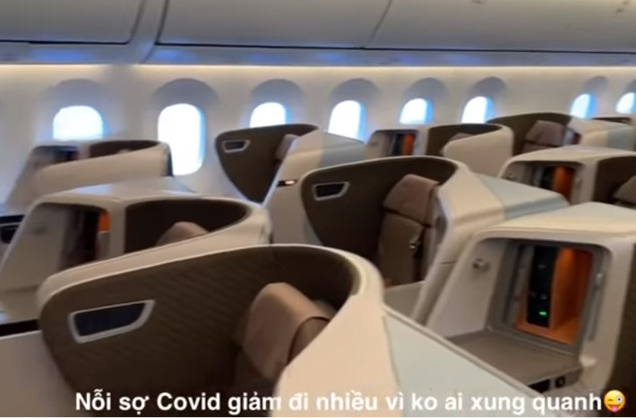 Cả khoang thương gia trong chuyến bay của Hoàng Oanh chỉ có hai mẹ con nên nỗi sợ COVID-19 của cô cũng vơi bớt.