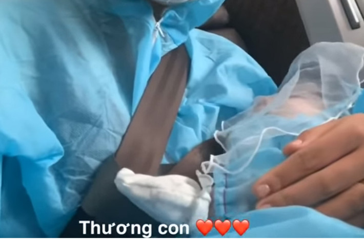 Hoàng Oanh đưa con trai mới sinh sang thăm chồng bởi vì chồng cô không xin được visa về Việt Nam trong lúc dịch COVID-19 chưa kết thúc. Á hậu phụ nữ Việt Nam qua ảnh 2012 cho biết đây là quyết định khó khăn của hai vợ chồng cô khi cho con bay qua Singapore đoàn tụ với bố lúc này.
