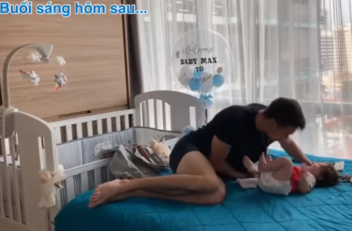 Hình ảnh gây xúc động của chồng Hoàng Oanh bên cậu con trai nhỏ mới sinh.