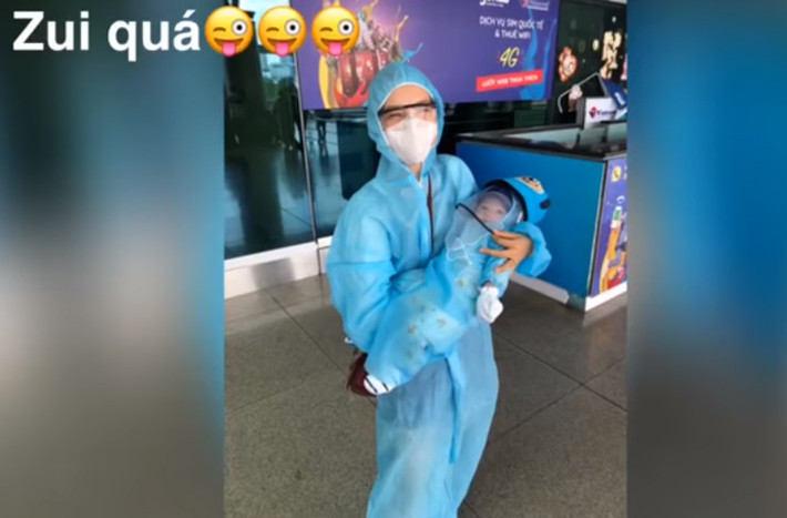 Mồ hôi chảy ròng ròng, bết cả tóc, Hoàng Oanh cho biết cô nóng muốn xỉu khi mặc bộ bảo hộ.