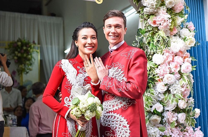 Hoàng Oanh và chồng người Mỹ Jack Cole tổ chức lễ cưới vào tháng 12/2019 sau hơn một năm hẹn hò.