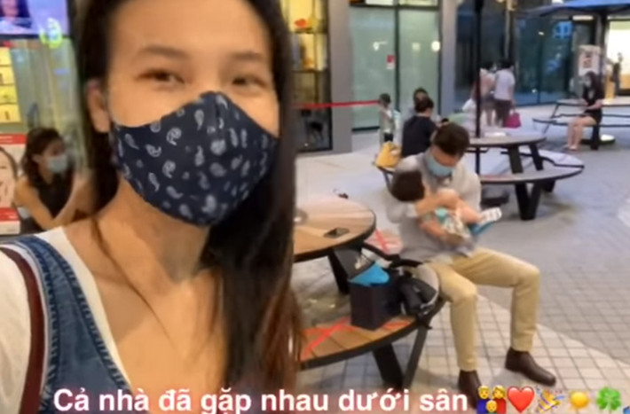 Trong vòng 5 tháng qua, hai vợ chồng Hoàng Oanh đã làm đủ mọi hồ sơ để một trong hai người được bay qua với người kia. Và cuối cùng gia đình nhỏ của Hoàng Oanh đoàn tụ sau 6 tháng xa cách.