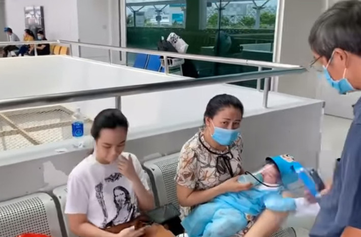 Ra sân bay đưa hai mẹ con đi Singapore là ông bà ngoại. Bé Max, con trai của Hoàng Oanh mặc bộ đồ bảo hộ rất nóng, nhưng không hề quấy khóc.