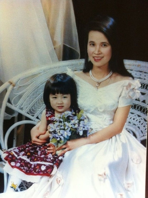 Á hậu Tú Anh lúc nhỏ và mẹ.