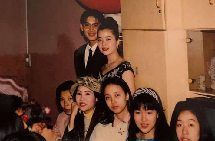 Mẹ á hậu Huyền My vừa khoe bức ảnh chụp cách đây 25 năm (2 người đứng trong ảnh) và nhận được rất nhiều lời khen ngợi của mọi người vì nhan sắc không chê vào đâu được.