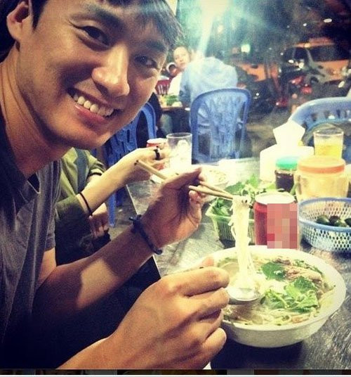 Mấy ngày qua, sự việc nam người mẫu Trung Quốc tên Silves Chao phải lên tiếng xin lỗi khi chê phở Việt Nam hôi khiến dân tình sôi sục. Nhưng đây lại là dịp để các fan tích cực chia sẻ lại hình ảnh loạt sao ngoại thích thú đồ ăn vỉa hè khi đến Việt Nam. Tài tử Hàn Quốc Oh Sang Jin trong "Vì sao đưa anh tới" là một trong những sao Hàn rất thích ăn phở vỉa hè.
