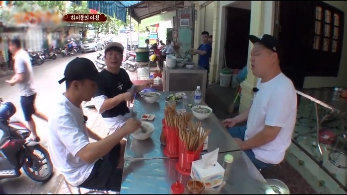 Nghệ sĩ hài Lee Su Geun, ca sĩ Eun Ji Won (thành viên nhóm Sechkies) và MC Kang Ho Dong tấm tắc khen món phở bò của Việt Nam.