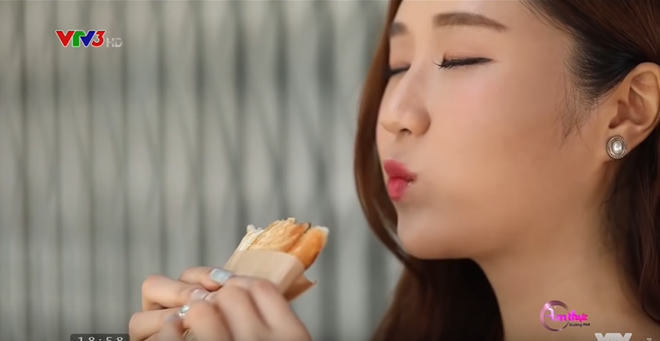 Nữ ca sĩ thưởng thức món ăn với vẻ mặt vô cùng phấn khích trong chương trình "Ẩm thực đường phố" của VTV3. Cô còn nhấn mạnh: “Ẩm thực Việt Nam đối với Jin Ju rất là tuyệt vời, vì vậy tôi thích ăn hết tất cả các món ăn luôn”.