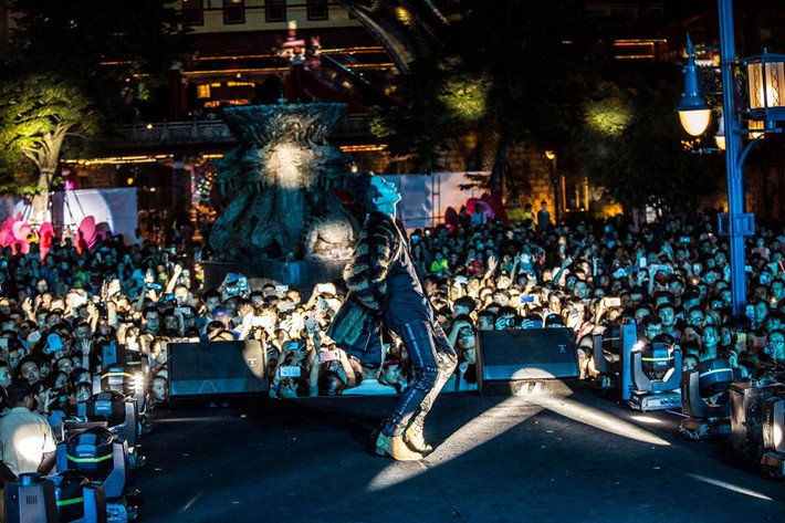 Xuất phát điểm là một dancer nhóm nhảy Freestyle năm 2006, Karik đến với rap như một cái duyên và gặt hái được nhiều thành công. Karik được biết đến nhiều hơn với ca khúc ''Anh không đòi quà'' kết hợp với OnlyC.