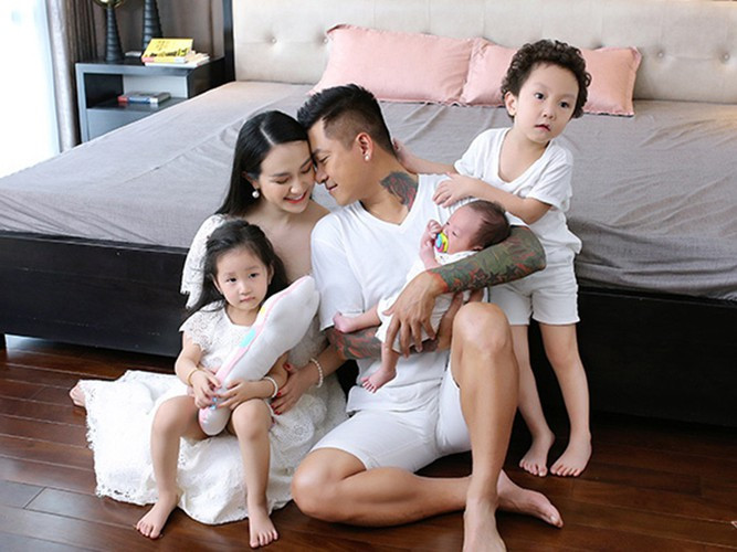 Gần đây, Tuấn Hưng tuyên bố sẽ tạm dừng ca hát để dành thời gian chăm sóc cho con cái và gia đình. Nam ca sĩ cũng bày tỏ, không phải anh giải nghệ mà chỉ là dừng lại để nạp thêm năng lượng cho bước đi tiếp theo. Ảnh: FBNV.