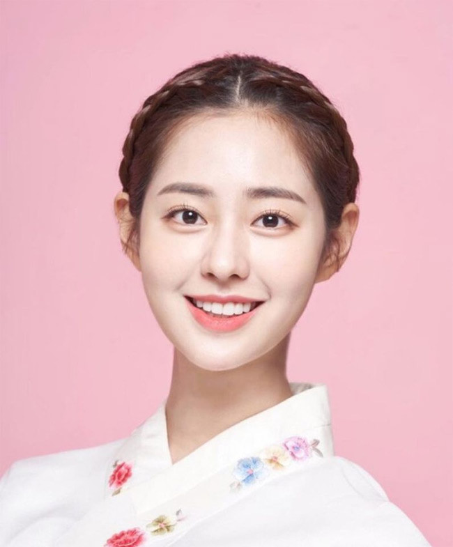 Shin Seulgi, sinh năm 1998 ở Seoul, hiện đang học tại Viện Nhạc cụ, Trường Đại học Quốc gia Seoul.