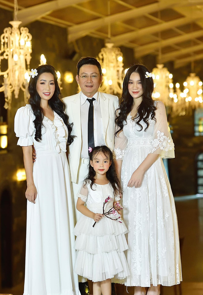 Bộ ảnh của Á hậu Trịnh Kim Chi và ông xã doanh nhân Việt kiều Mỹ không thể thiếu sự xuất hiện của hai cô con gái xinh đẹp.
