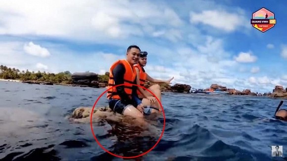 Sau thời gian tạm ngưng ca hát để tập trung cho công việc kinh doanh, ca sĩ Quang Vinh được biết đến với vai trò mới là một blogger chuyên về mảng du lịch. Tuy nhiên mới đây, sau khi chia sẻ clip khám phá đảo ngọc Phú Quốc cùng với nữ ca sĩ Phạm Quỳnh Anh vào ngày 1/7 vừa qua, nam ca sĩ 8X đã vấp phải những lời chỉ trích gay gắt vì ngồi lên rạn san hô.