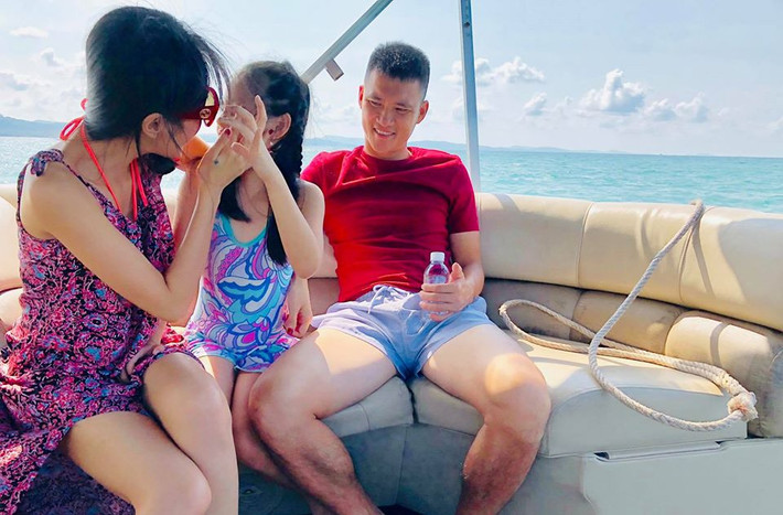 Không chỉ đăng ảnh con, Thủy Tiên - Công Vinh còn hay đăng những câu chuyện vui giữa 3 người trong gia đình và nhận được rất nhiều lượt yêu thích, bình luận của fan.