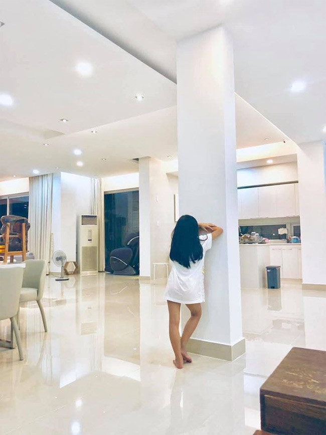 Bánh Gạo bị mẹ phạt bắt úp mặt vào tường vì dám trêu mẹ Thủy Tiên dữ như cọp.