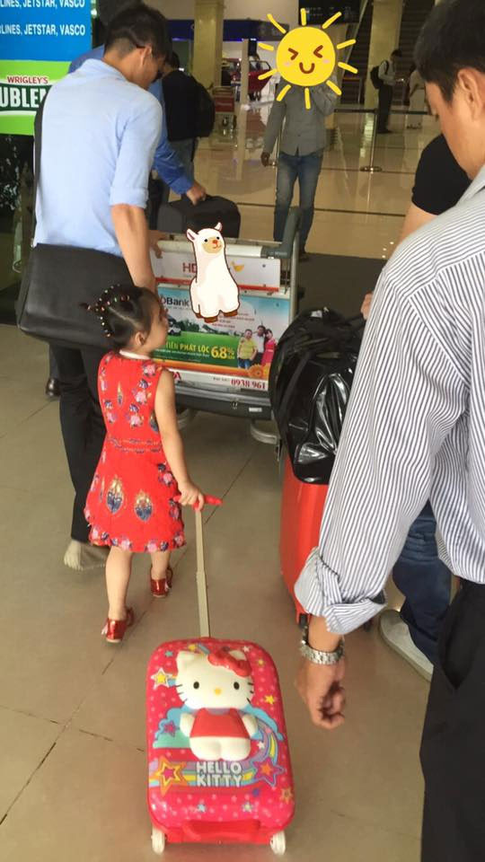 Nhưng Thủy Tiên và Công Vinh thống nhất không để lộ mặt con. Theo Thủy Tiên, cô không muốn con lộ diện vì lo con bị ảnh hưởng tâm lý khi truyền thông săn đón quá nhiều.