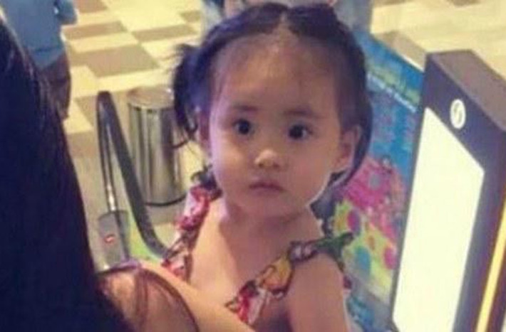 Duy nhất có một tấm hình lúc bé Bánh Gạo tầm 2-3 tuổi, vô tình lọt ra ngoài trong một lần đi chơi với mẹ.