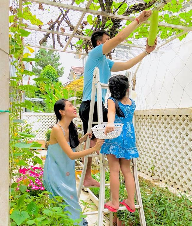 Dù chia sẻ rất nhiều hoạt động của con nhưng không bao giờ Thủy Tiên - Công Vinh để lộ mặt Bánh Gạo.