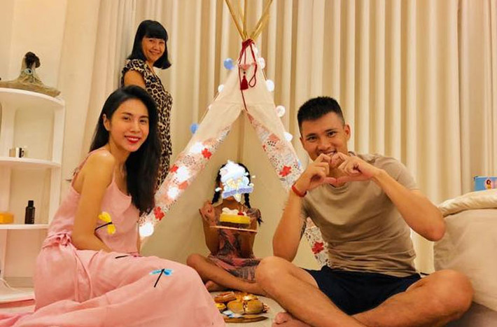 Kể cả sinh nhật, dù chụp trực diện con, nhưng khi khoe trên trang cá nhân, Thủy Tiên - Công Vinh sẽ cố tình giấu mặt con đi.