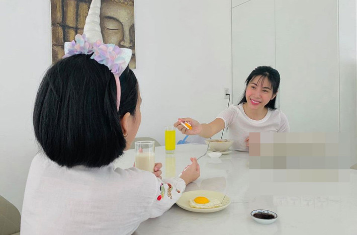 Bánh Gạo lớn lên trông thấy, mái tóc dài cũng được cắt ngắn bớt đi.