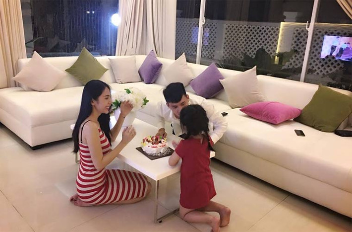 Từ đó trở đi, không ai nhìn thấy khuôn mặt của con gái Thủy Tiên - Công Vinh dù bây giờ bé đã được hơn 7 tuổi.