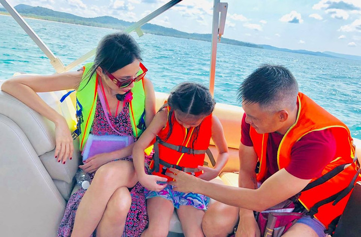 Tuy nhiên, những bức ảnh chụp sau lưng, chụp nghiêng, che mặt của bé Bánh Gạo vẫn rất được người hâm mộ yêu thích.