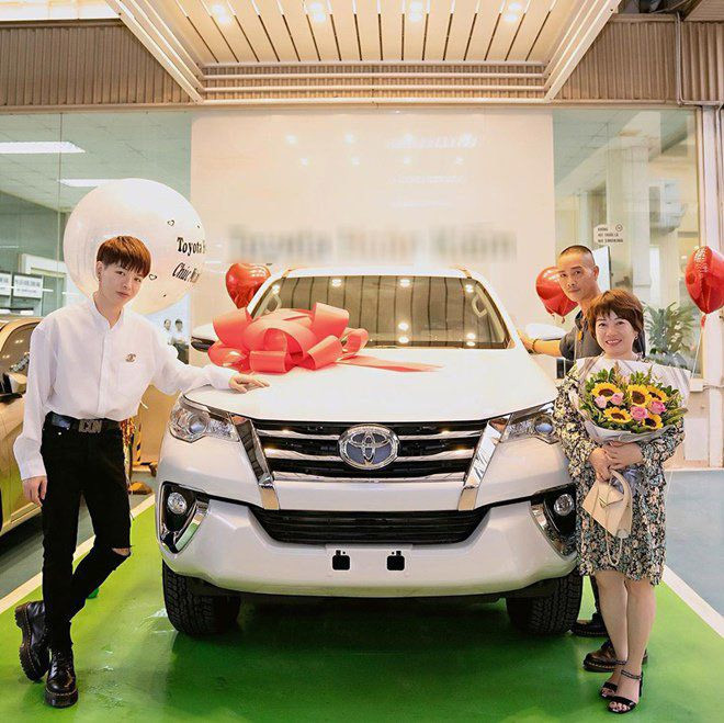 Đức Phúc mua xe tặng bố mẹ. Nam ca sĩ tâm sự: “Mấy chục năm lái taxi rồi lái xe cho sếp, chưa lần nào bố được lái một cái xe mới. Hôm nay là lần đầu tiên đấy. Một món quà đặc biệt dành cho mẹ và bố". Không chỉ mua xe, Đức Phúc còn trang trải, hỗ trợ kinh tế cho bố mẹ và em trai nhiều năm nay.