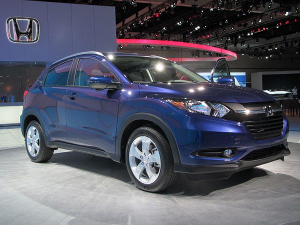 3. 2016 Honda HR-V: Dòng HRV có bộ khung gầm dựa trên thiết kế của dòng Fit, tạo ra một không gian rộng lớn. Ngoài ra, xe còn sử dụng động cơ 4 xi lanh 1.8 lít cùng hộp số vô cấp hoặc hộp số sàn sáu cấp. Hệ thống dẫn động bốn bánh là tùy chọn, tuy nhiên chỉ có ở hộp số vô cấp.