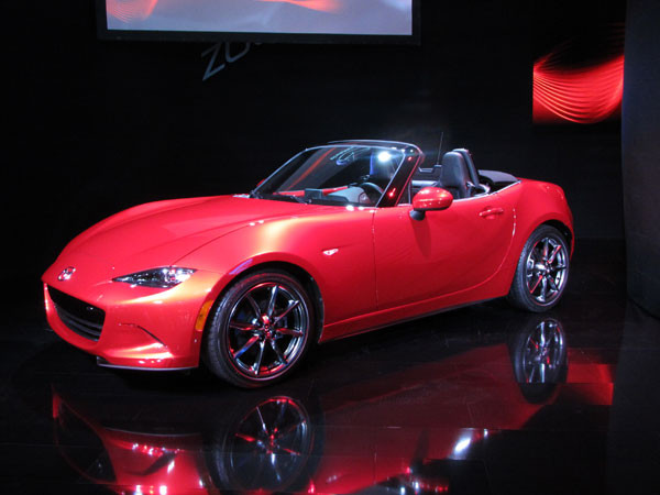 5. 2016 Mazda MX-5 (Miata): Chiếc roadster này có phân bố trọng lượng 50:50 từ trước ra, sử dụng hệ thống treo trước độc lập tay đòn kép và thiết kế multilink ở phía sau. Động cơ 2.0 lít 4 xi lanh gắn thấp trong khung xe, kết hợp với hộp số sàn sáu cấp.