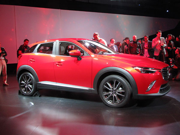 2. 2016 Mazda CX-3: có trục bánh xe 101.2 inch, tương tự với Mazda 2 trong thiết kế cơ khí. Dòng xe sử dụng bốn xi lanh 2.0 lít kết hợp hộp số tự động 6 cấp, sinh ra 155 mã lực ở các dòng Mazda khác. Hệ thống dẫn động bốn bánh được thiết kế tương tự với dòng CX-5. Đáng tiếc, Mazda không đề cấp đến hộp số sàn.